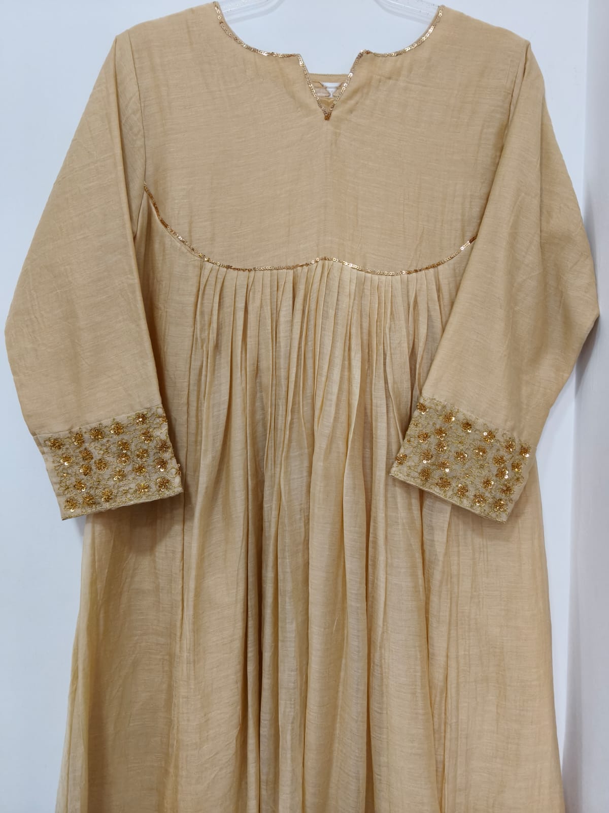 LITE SANDAL CHANDERI W GOLDEN SEQUIN WORK W SHAWL YOKE