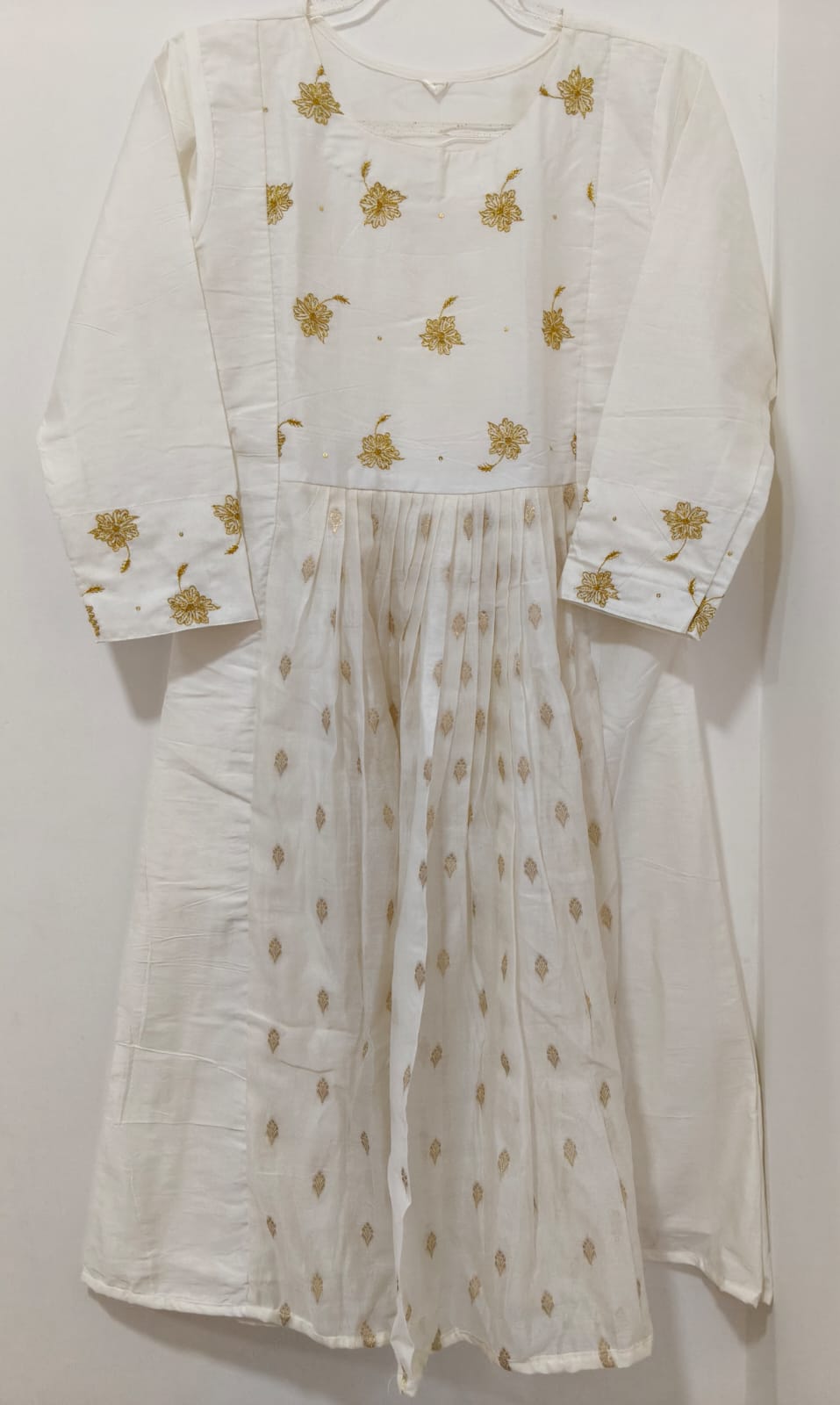 White Banaras Chanderi with Hibiscus Work with shawl