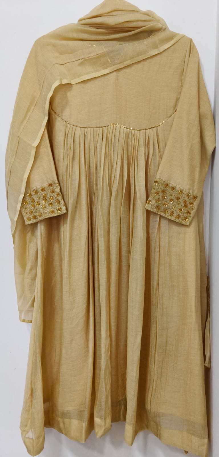 LITE SANDAL CHANDERI W GOLDEN SEQUIN WORK W SHAWL YOKE