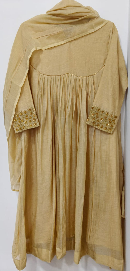 LITE SANDAL CHANDERI W GOLDEN SEQUIN WORK W SHAWL YOKE
