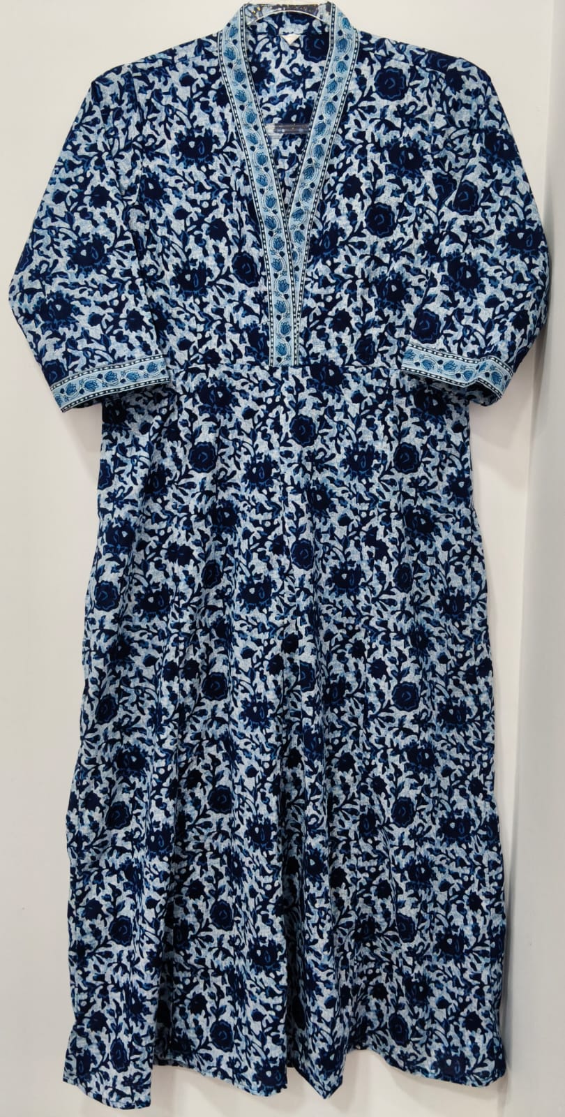 BLUE WHITE FLORAL COLLAR W PANEL KURTA